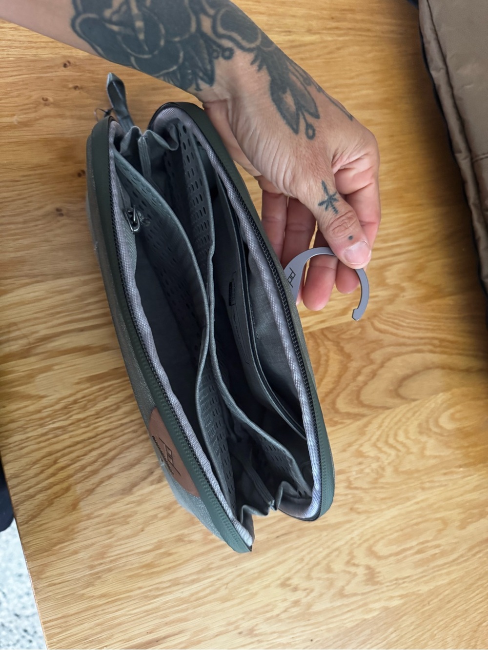 *New without tags* Peak design Travel Toiletry Dopp Kit in Olive Green - Picture 4 of 11